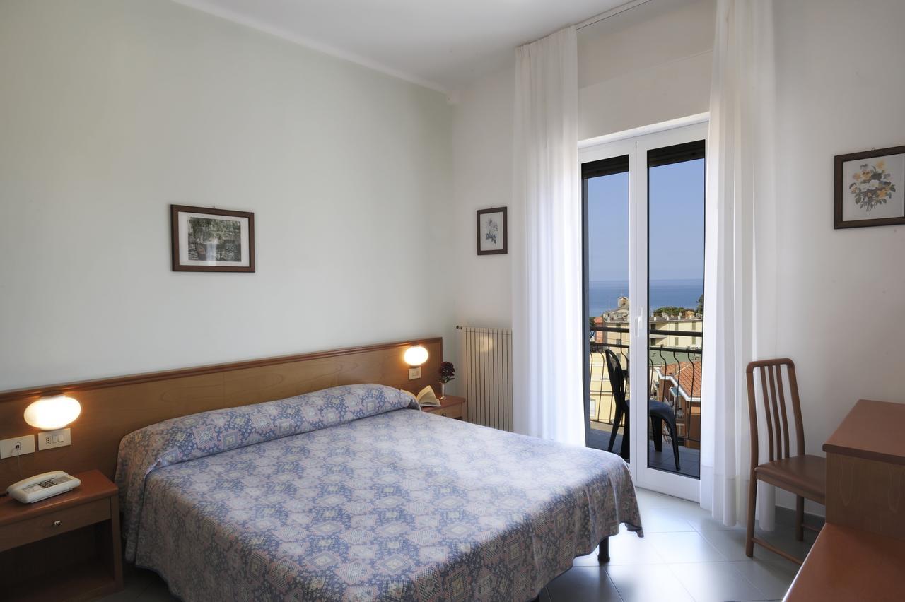 Hotel Tritone Laigueglia Exterior foto